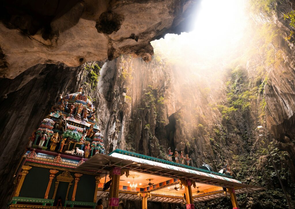 كهوف باتو (Batu Caves) في زيارة خمسة أيام سياحية إلى كوالالمبور في ماليزيا